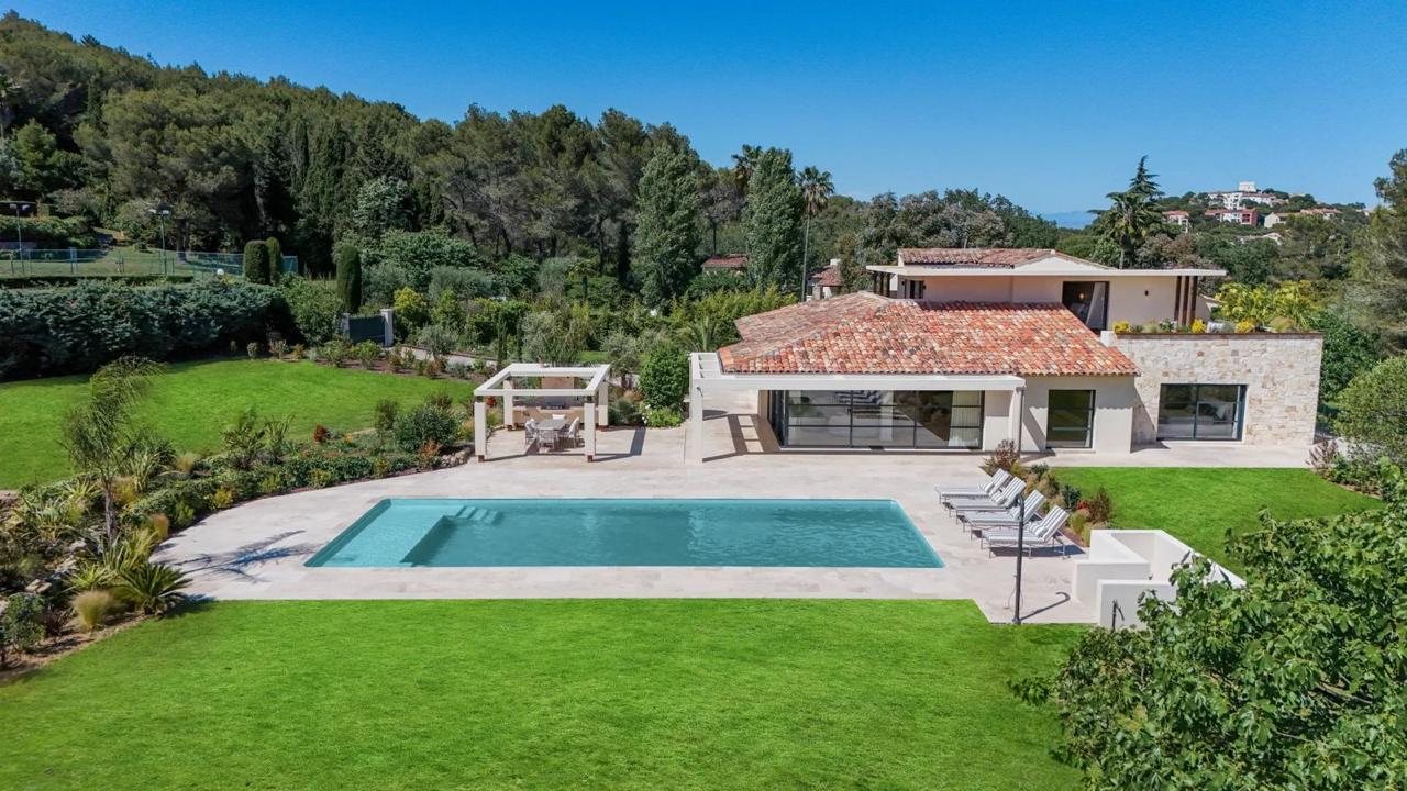 Villa Julia, a Provençal villa with pool in Mougins, France