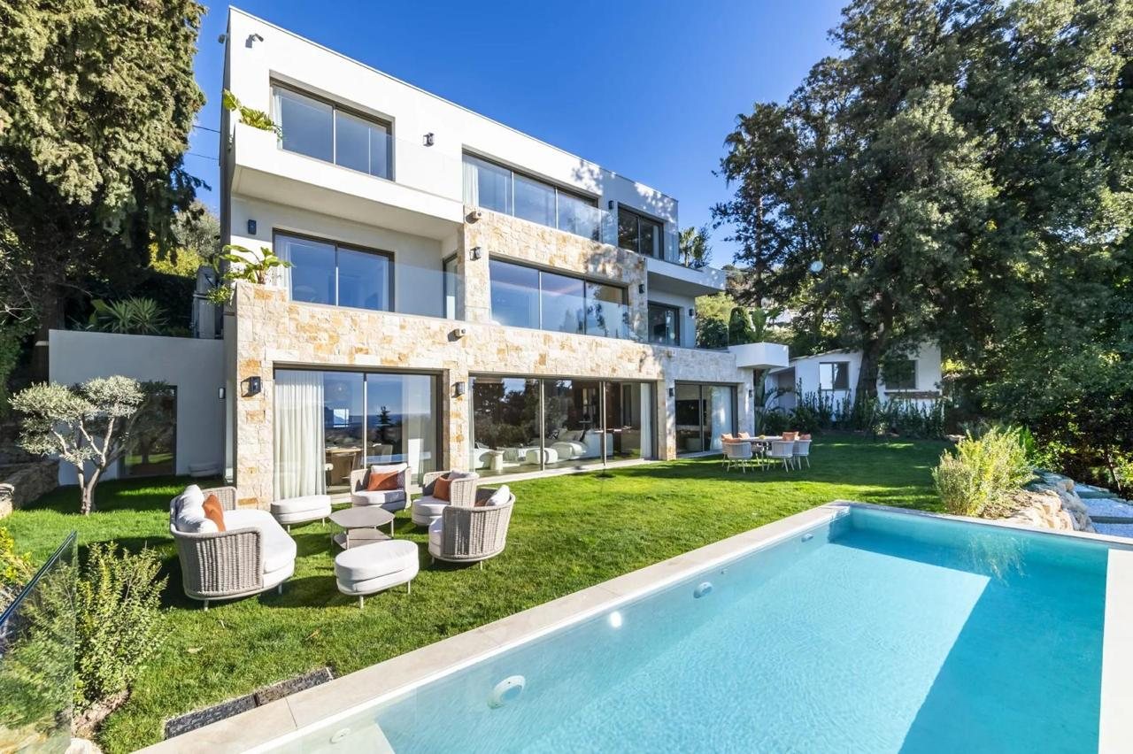 Villa Victoria, a contemporary villa with infinity pool above Cannes